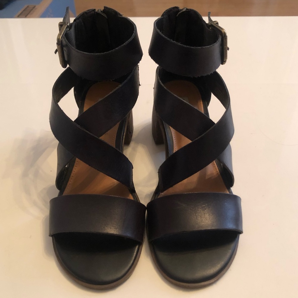 Perfect black summer sandals from Steve Madden!